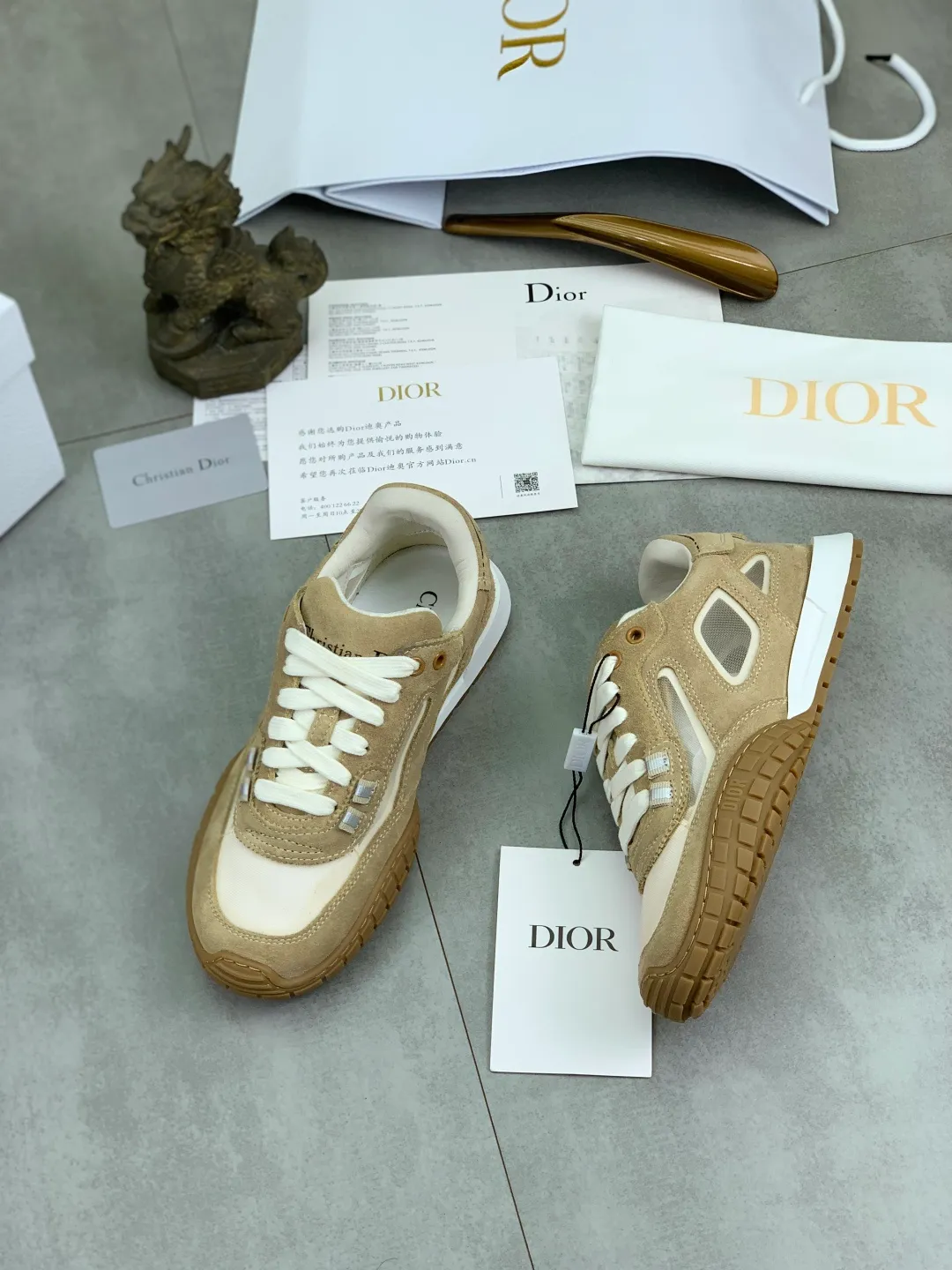 Men's men's shoes P520 new Dior Tech sneakers 2026 early spring series new products, with fashionable details, highlighting retro aesthetics. The light beige anti-suede cow leather upper is spliced ​​with apricot transparent mesh fabric on the side. The upper window edge is adhered with high-frequency flat ironing and back-pressure. It replicates the original craftsmanship, making it beautiful and comfortable without falling off. The interior is made of sheep lining of the same color, which is soft and comfortable. The heel and tongue are embellished with the Paris logo. The textured TPU soles with the same color logo. The high-end version is exquisitely packaged, adding a high-end style.  Code number: 35-46